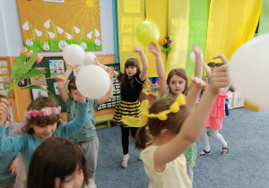 Dzieci w tańcu z balonami.